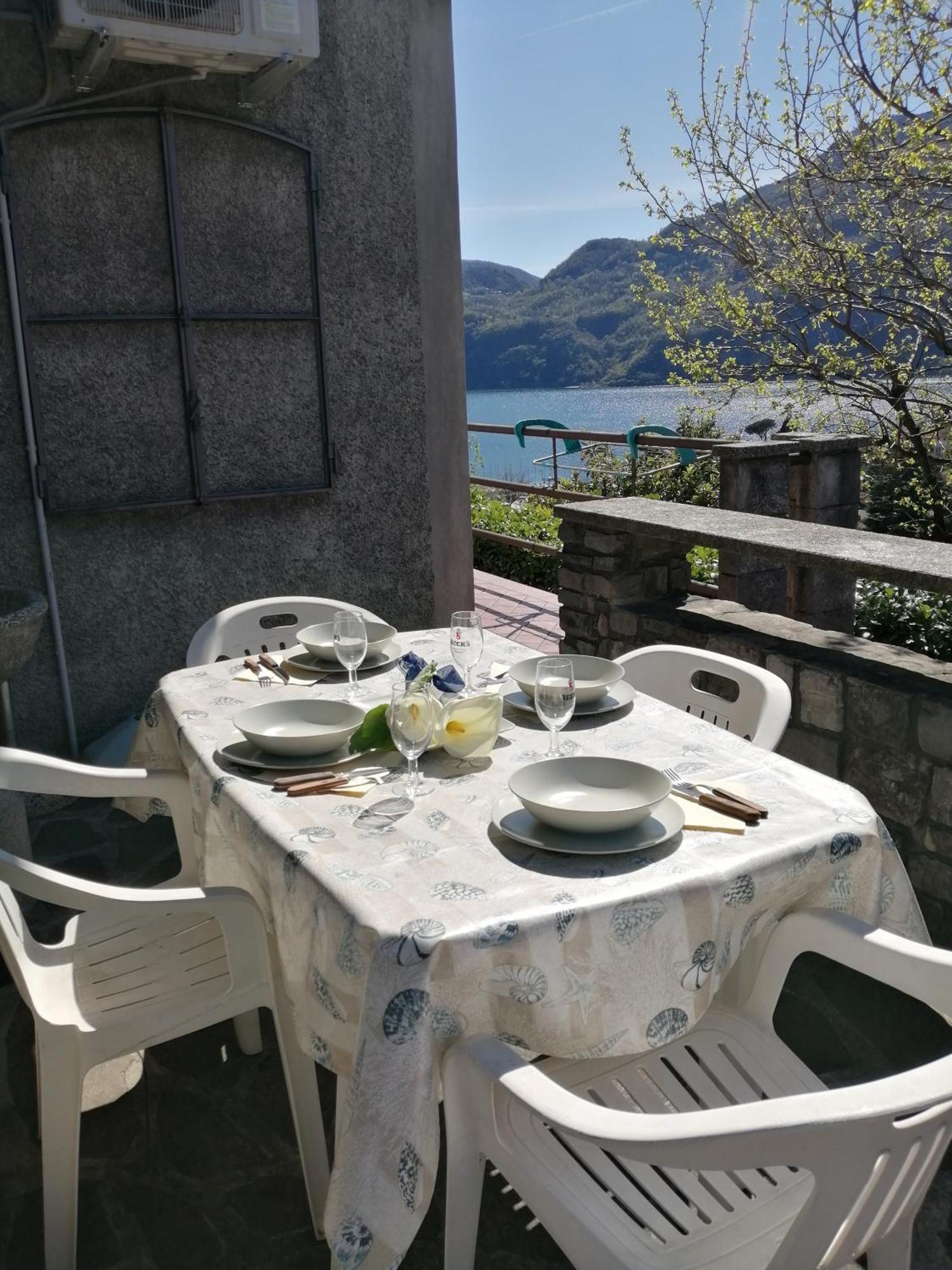 Lake And Guzzi View - Holiday Home Манделло-дель-Ларіо Екстер'єр фото